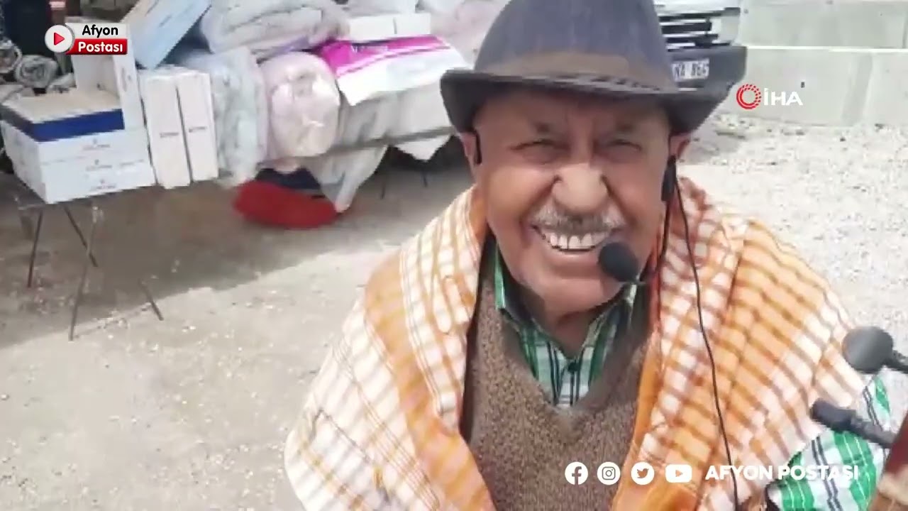 Dinar’ın tek sokak müzisyeni geçimini şarkı, türkü söyleyerek sağlıyor