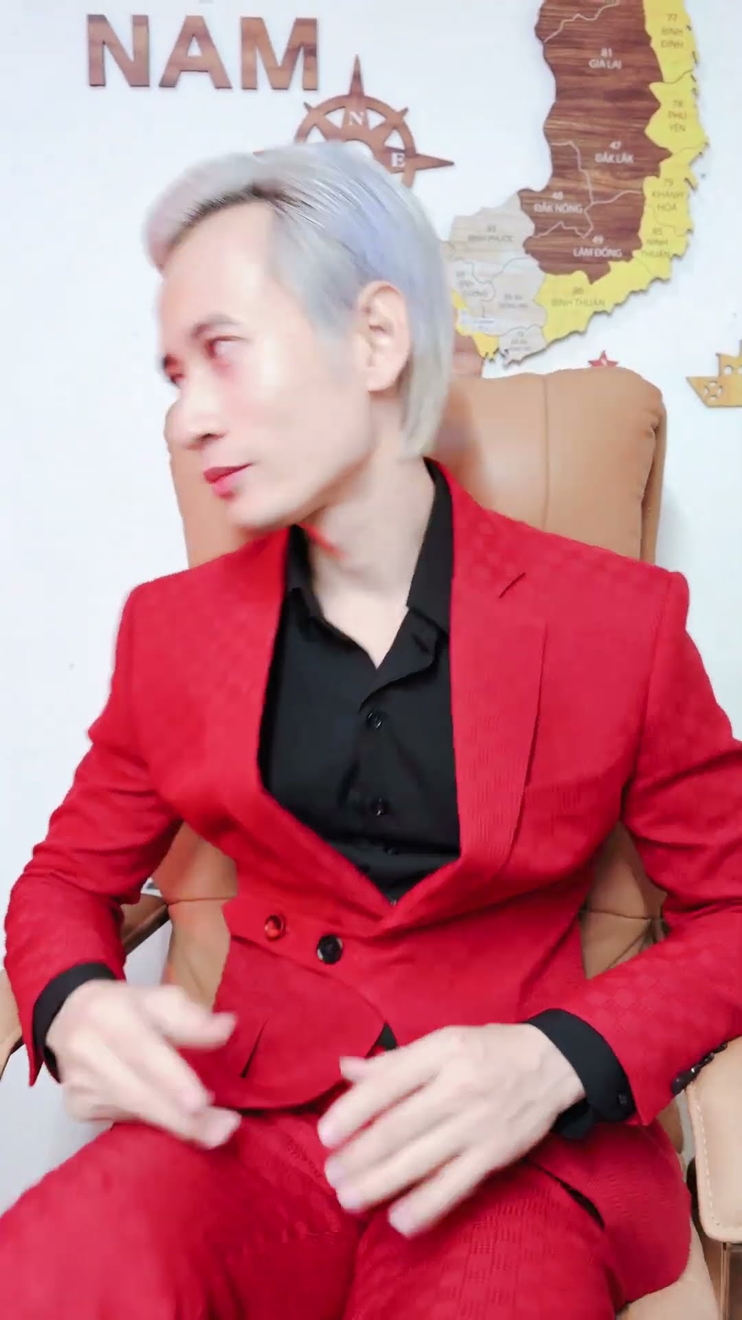 Có tiền thì có quyền.