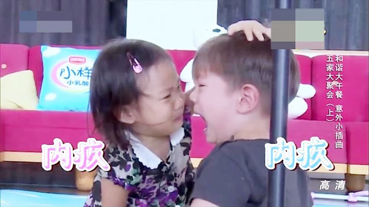 甜馨把嗯哼打哭，回头看杜江在背后盯着，甜馨的反应是我一年笑点