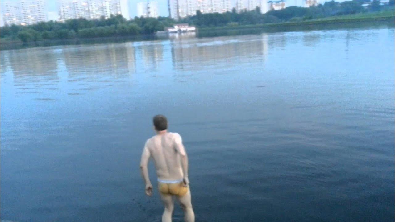 Парень купается на речке. Парень купается на речке. Купаться в реке. Купаеча. Маечик.