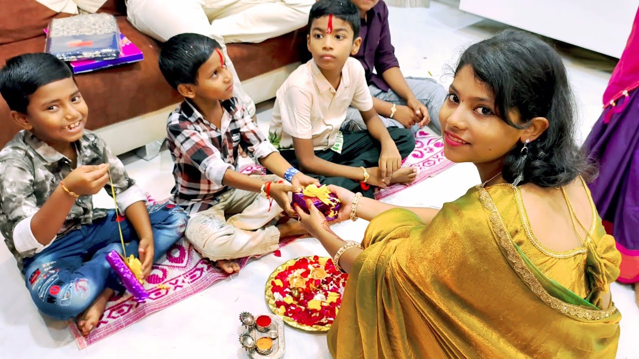 लेकीला आवडीचं गिफ्ट मिळाल्यानंतर चा आनंद//घर रिकामं झालं//साड्यांची एकदम खरेदी कोणी केली