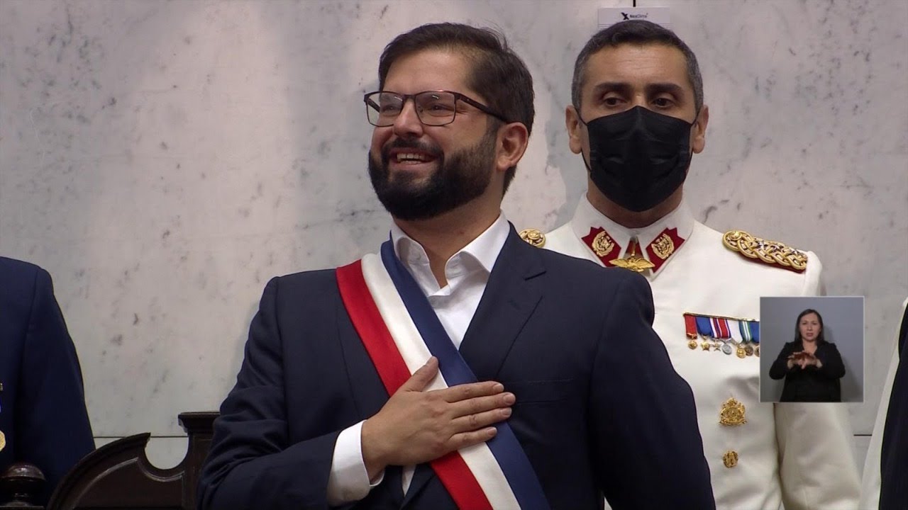 Boric asume la presidencia y se emociona en cambio de mando