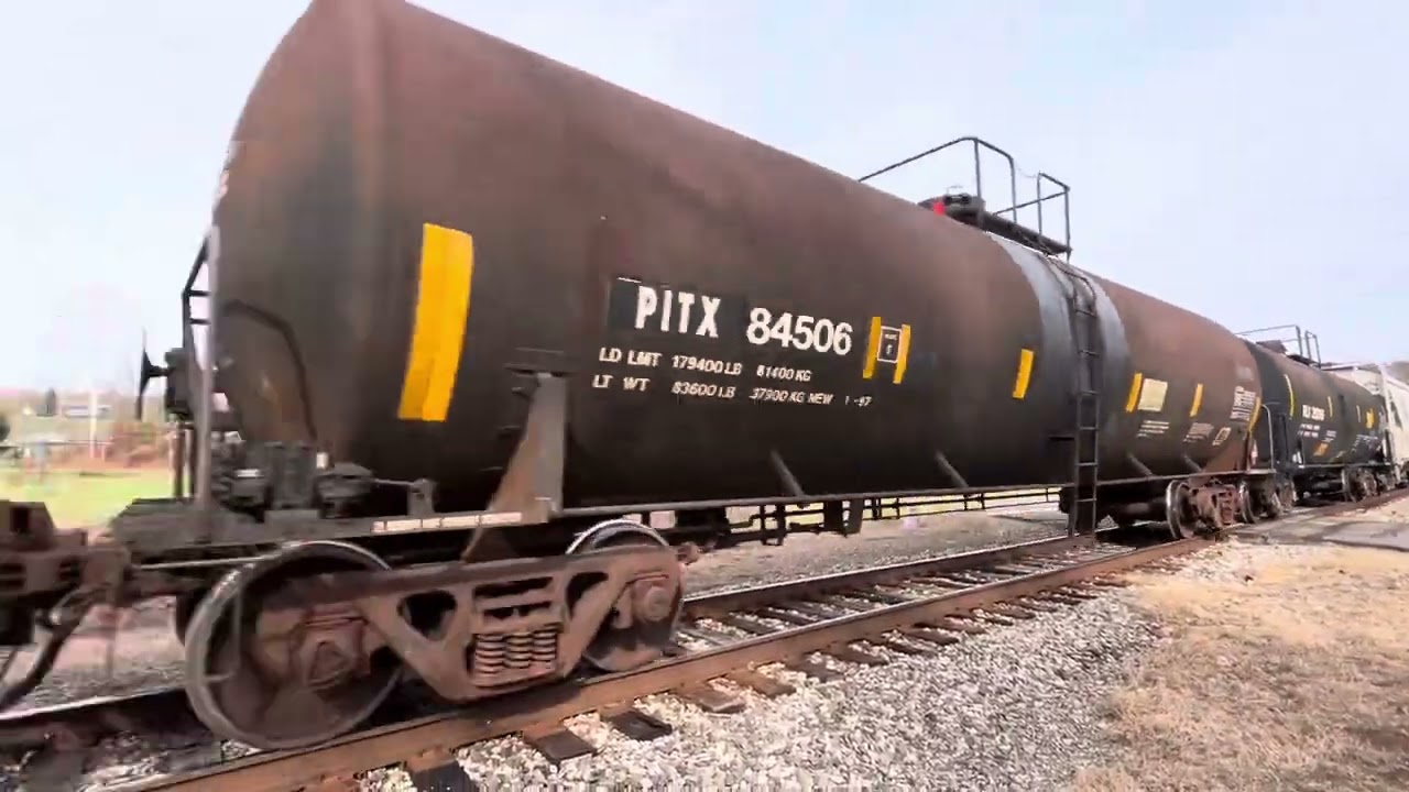 Грузовой поезд в штате Огайо осенью-🍁Freight train in Ohio in Fall season! 🍁