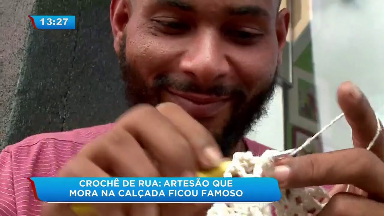 Artesão fica famoso por fazer crochê nas ruas de Curitiba