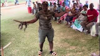 SIMA Hugues s’amusant sur la danse que lui ont légué ses pères (NDONG MBA de MEKOMO?