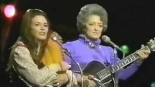 Video voorbeeld van "June Carter and Mother Maybelle Carter, live in 1971"