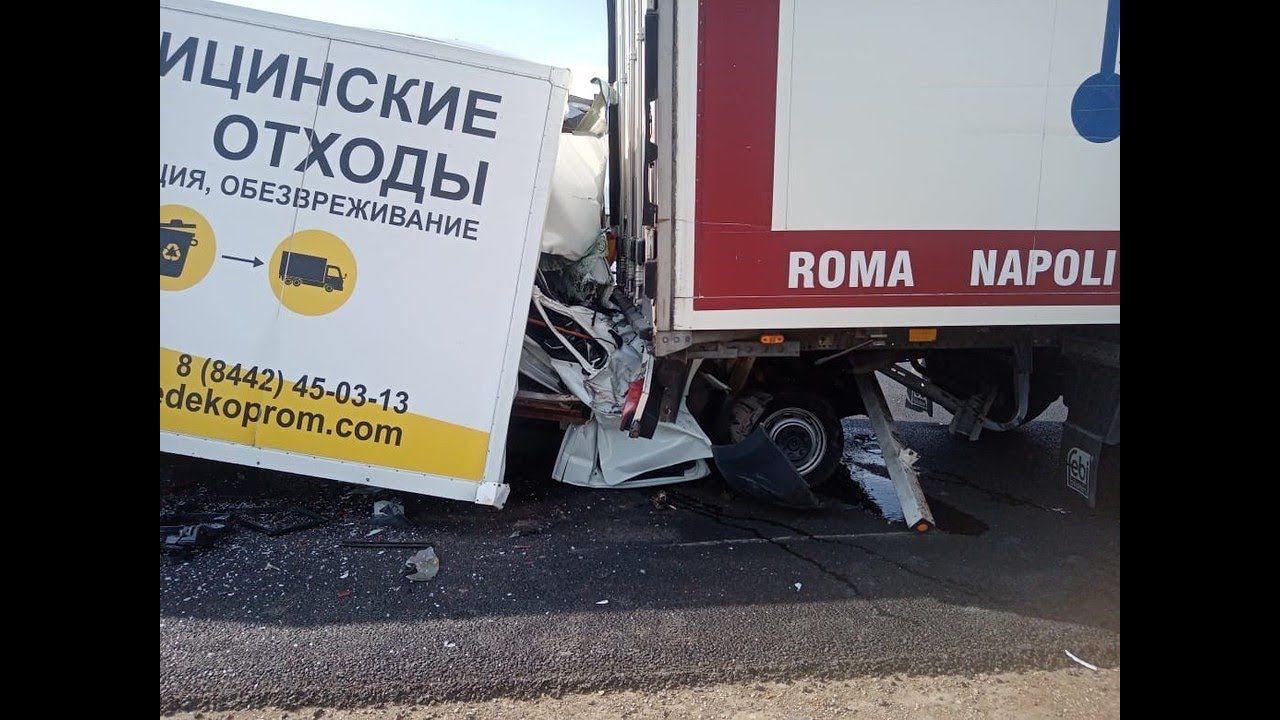 Кабину «ГАЗели» расплющило фурами: серьезная авария в Волгоградской ...