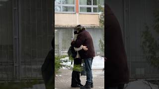 Она не ожидала 😭 Папа встретил на 18 лет с танцующим белым медведем