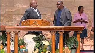 Bishop Jakes & son Dexter share a special moment