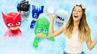 Los juguetes de PJ Masks se bañan en una piscina de burbujas. Guardería Infantil. Videos para niños.