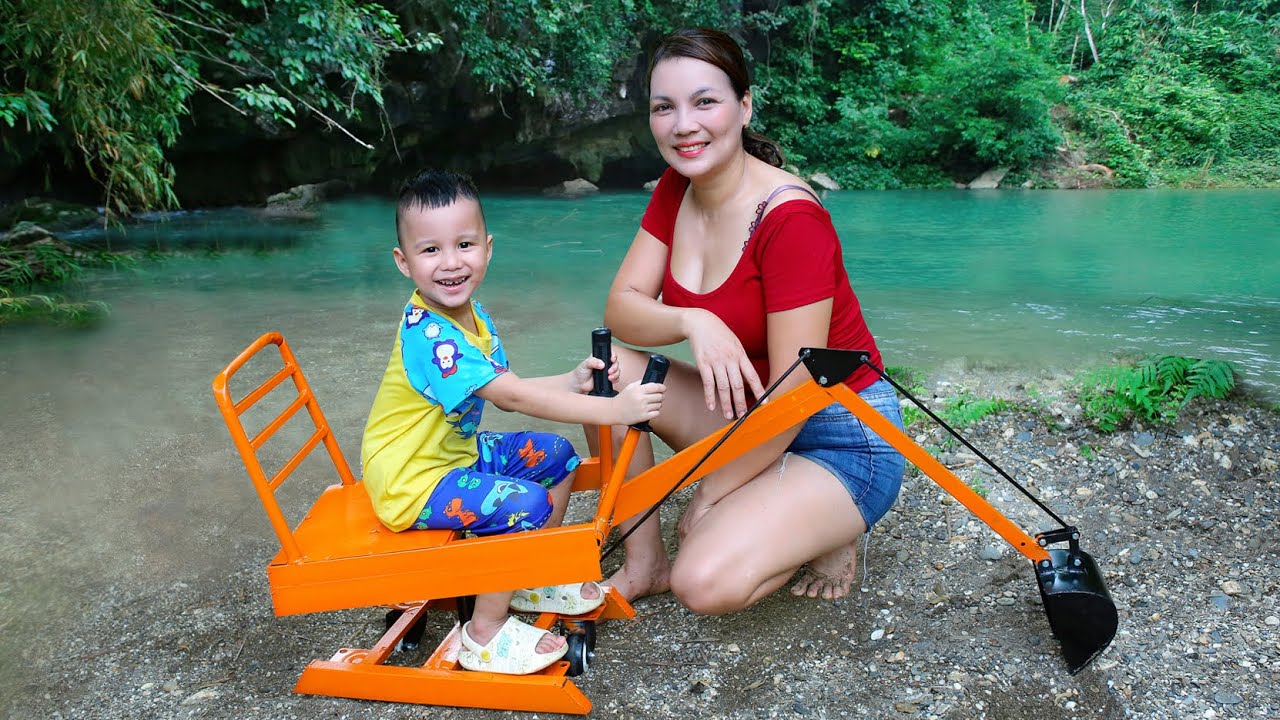 Challenge the genius girl: Build a crane machine - a toy gift for a little boy in a remote village.