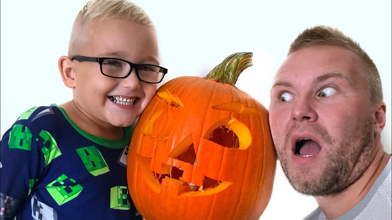 KIDS CARVE A PUMPKIN / how to carve a Halloween pumpkin / вырезаем тыкву для Хэллоуина