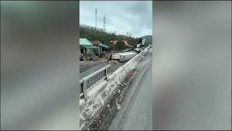 Clip  Thót tim cảnh xe container lao từ cầu vượt xuống đường