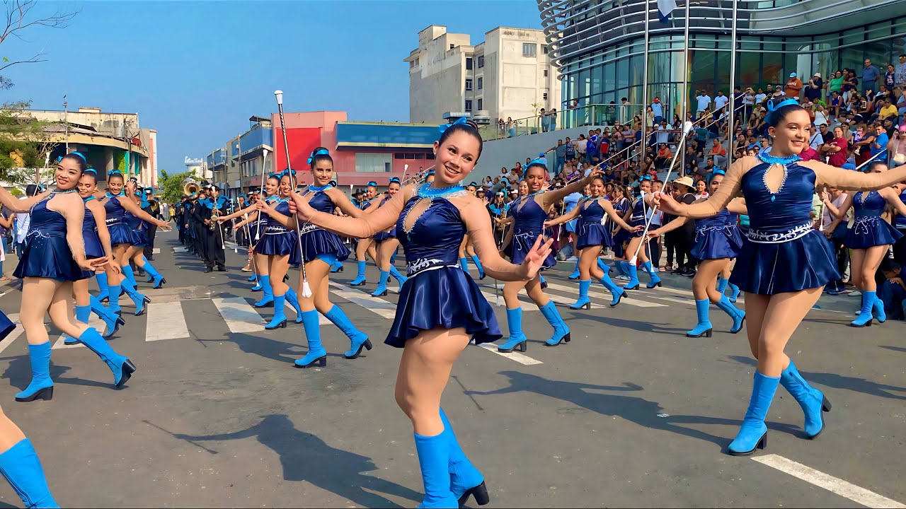 Banda Bicentenario en el Centro Historico de  San Salvador