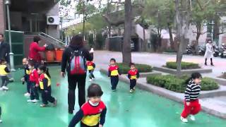 20110310 B小幼班體能課玩氣球傘--丟掉氣球傘跑啊&撿球(2.10y).3gp
