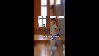 婆婆和儿媳一起学转呼啦圈,笑声不断