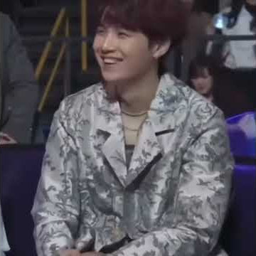 MAMA 2018 IN JAPAN BTS (Suga reaction when the camera focus on him)