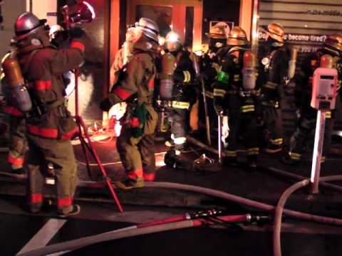 ビル火災で地下階に進入する消防隊 Tokyo F.D. firefighters