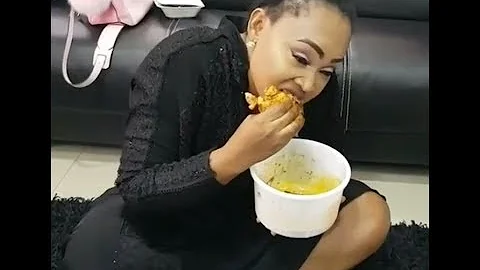 Mercy Aigbe Caught Eating Hot Amala With Ogunfe [Cow Leg],Throws her Wig Away Just To balance Well