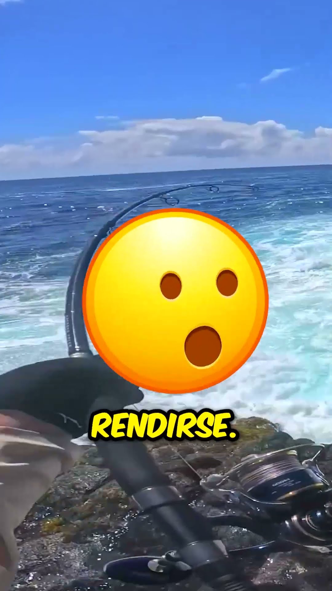 ¡Un hombre atrapa algo súper raro mientras pesca! ??