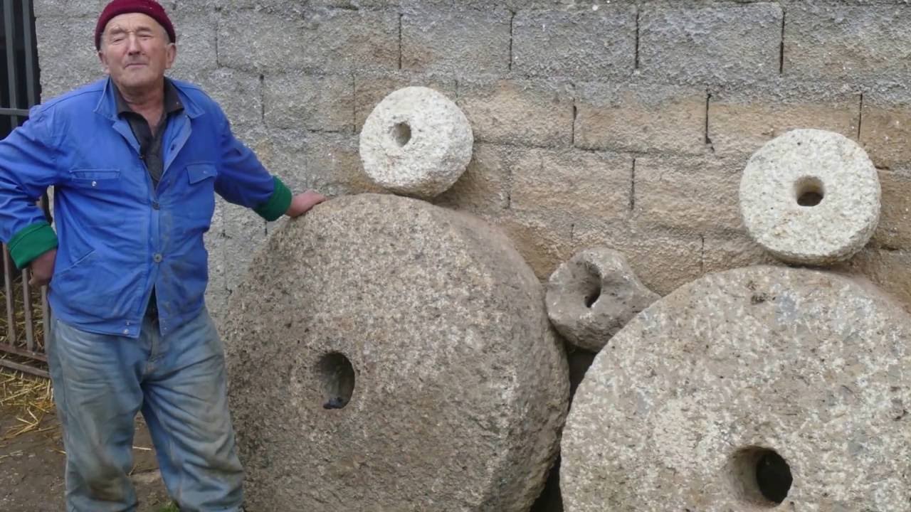 Majstor Ferid obrađuje mlinsko kamenje