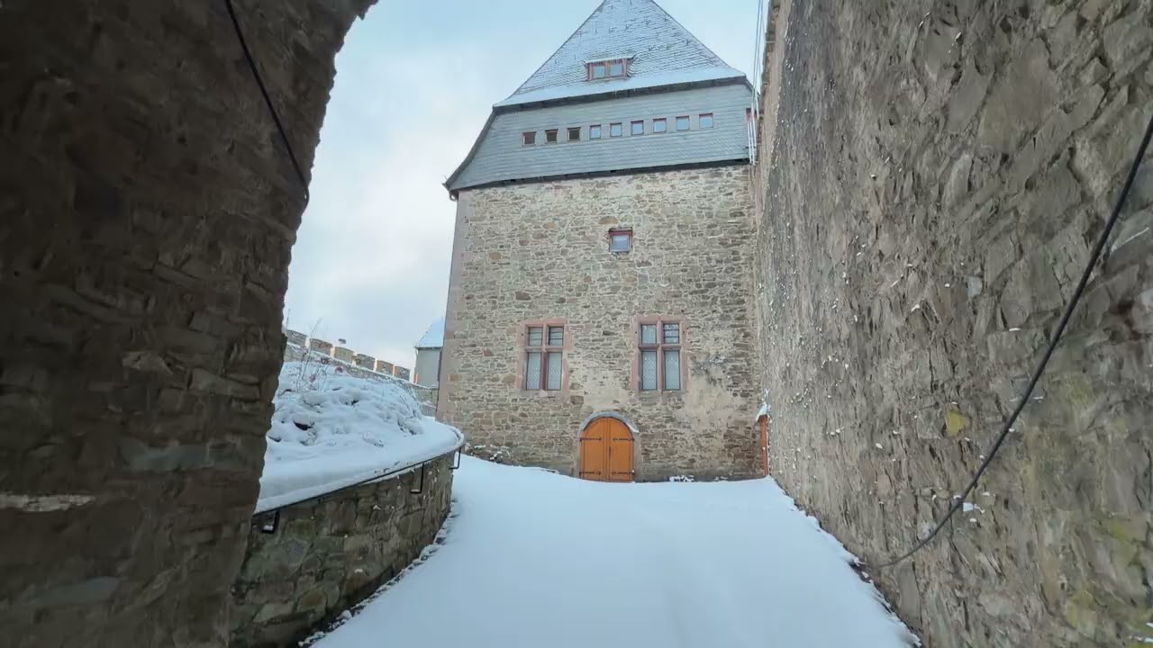 Verschneites Landgrafenschloss Biedenkopf – Oben die Burg, unten die Kirche (4K)