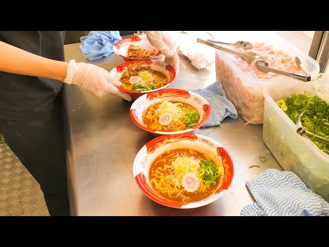 japanese-street-food---busy-ramen-(noodles-)-stall-ラーメン