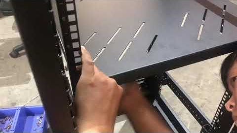 Cách lắp đặt khay cố định vào tủ Rack