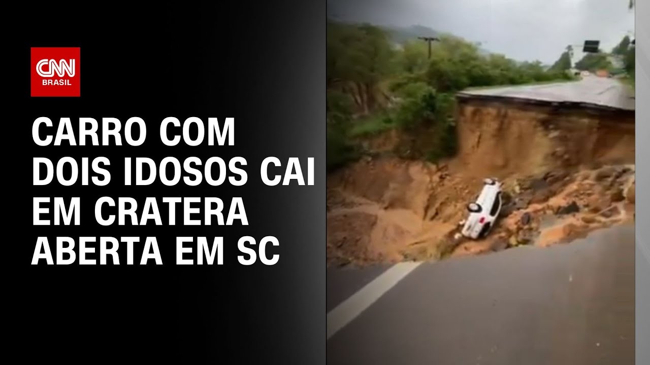 Carro com dois idosos cai em cratera aberta em SC | LIVE CNN