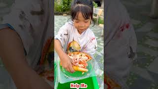 pizza🍕 in the trash🗑️ and poor girl - do you help the poor? 💔#viral video #short video #ajuda