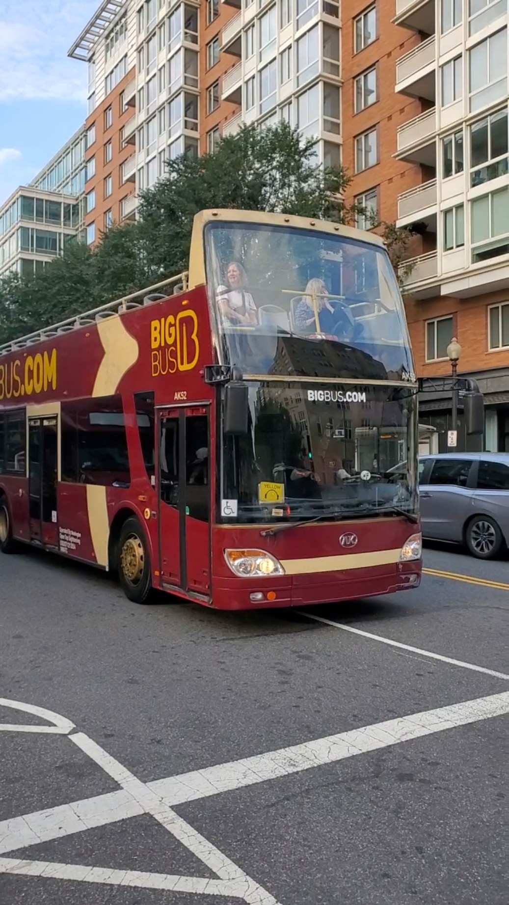BIGBUS Tours D.C AK52 at I st NW dc #tourbus #busspotting
