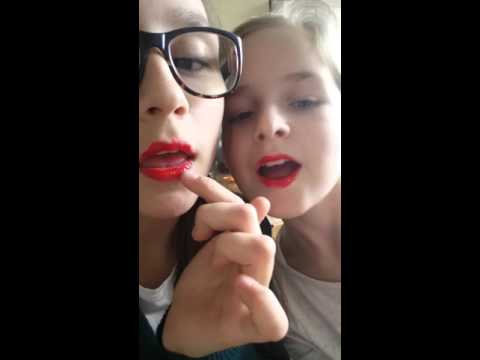 Video: Kodėl Mergaitės Moja Lūpas Ir Klubus