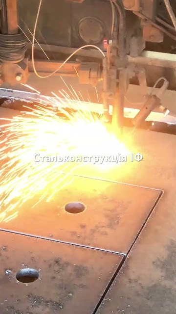 Газокиснева різка металу товщиною 20 мм на машині термічної різки ...