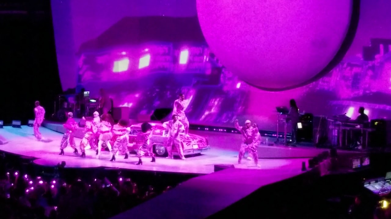 Ariana Grande - 7 Rings - Sweetener Tour Chicago 6/4/2019 - YouTube