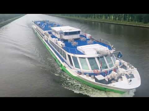 DCS Amethyst 2 riviercruiser gefilmd vanaf Weesperbrug