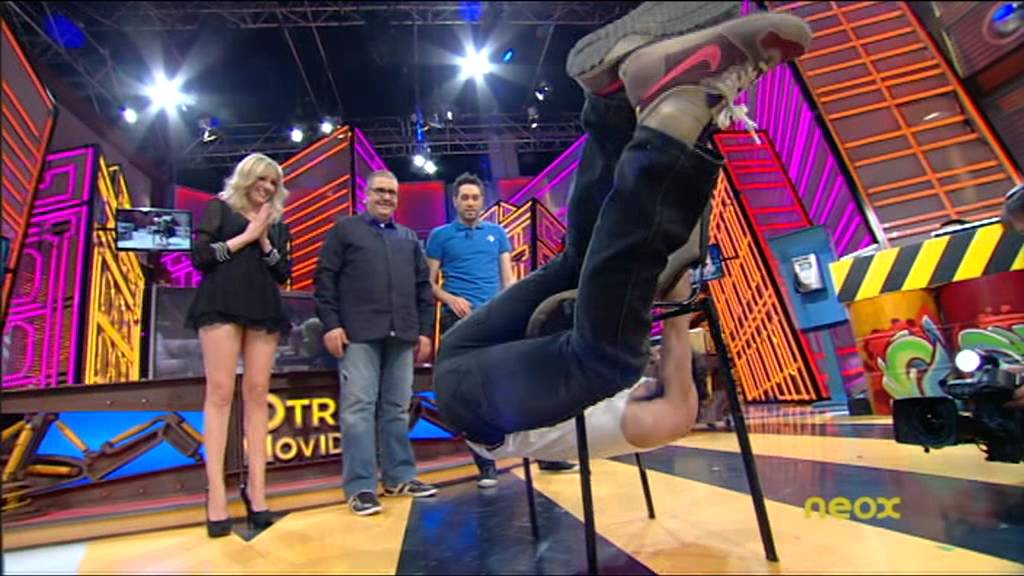 Raúl Gómez intenta rodear una silla sin tocar el suelo en Otra Movida. 02/05/2012