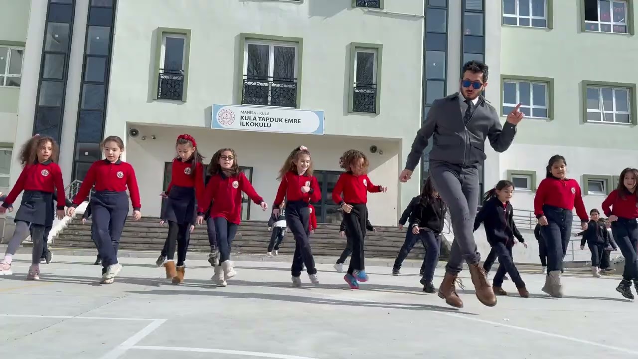 Mavili mor çiçek ve ayağında takunya 23 Nisan gösteri hazırlık 