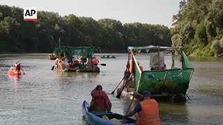 Volunteers clean up dirty Hungarian river