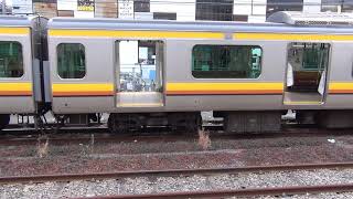 乗降ドアが左右全開状態の通勤電車 JR南武線 E233系 武蔵溝ノ口駅 電留線