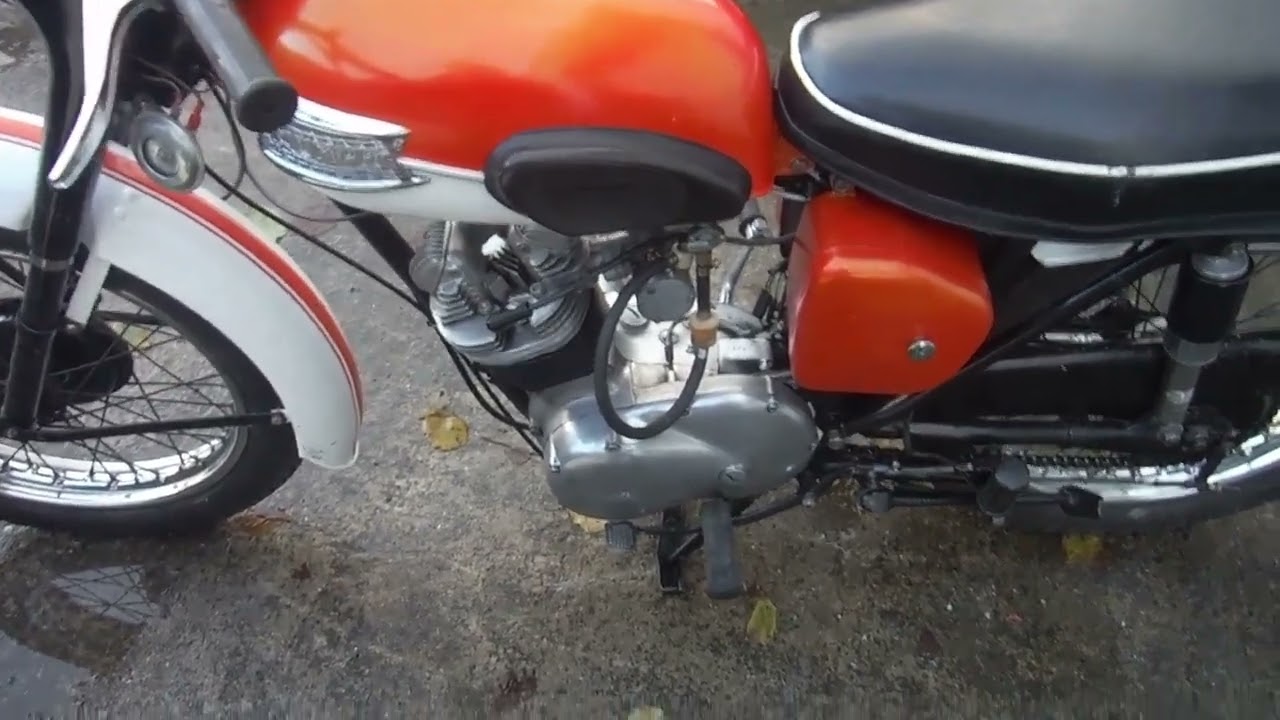 Triumph Tiger Cub primary case oil leak source traced and discussed.