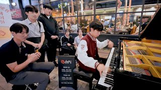 Students Are Shocked When A Boy Suddenly Plays Howl's Moving Castle So Fast With Public Piano