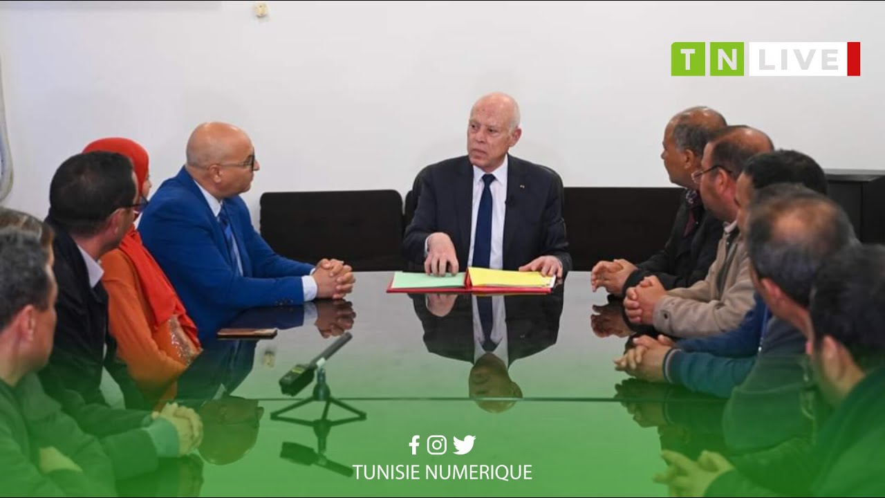 رئيس الجمهورية قيس سعيّد في زيارة  إلى الشركة الوطنية لعجين الحلفاء والورق بمدينة القصرين