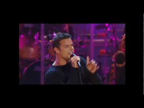 Video: Ricky Martin Viser Frem En Stor Krop På Stranden Med Sin Forlovede