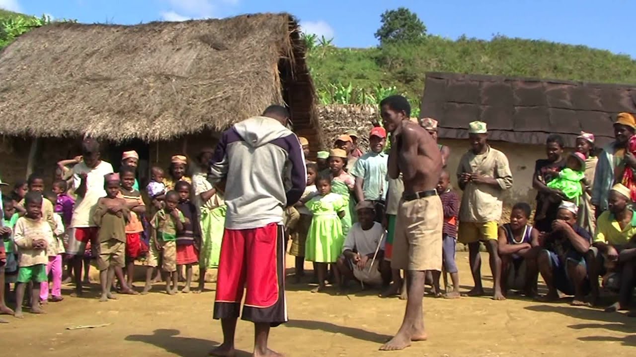 Un village. Генерал Мадагаскара. Traditions of Madagascar. Натуральный обмен на Мадагаскаре. Village of Idiots Кейптаун.