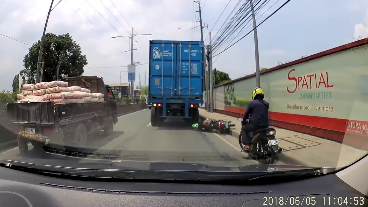 Caminhão passa por cima da cabeça do motociclista.. - YouTube ANECHINIK MOTORSPORT