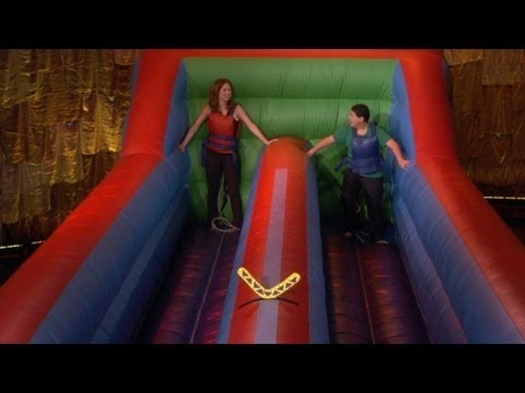 Ellie Kemper and Rico Rodriguez Play Boomerang Blitz!