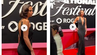Demet Özdemir ha incantato tutti con la sua bellezza sul tappeto rosso. 