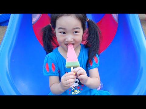 Boram intentan confección helado fruta en el patio de juegos