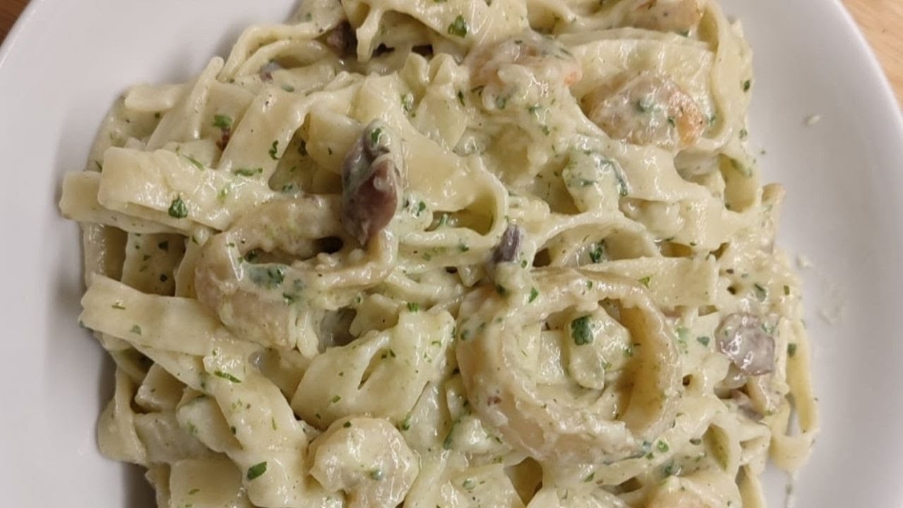 tagliatelles aux fruits de mer / pasta with seafood / طبق إيطالي بفواكه البحر