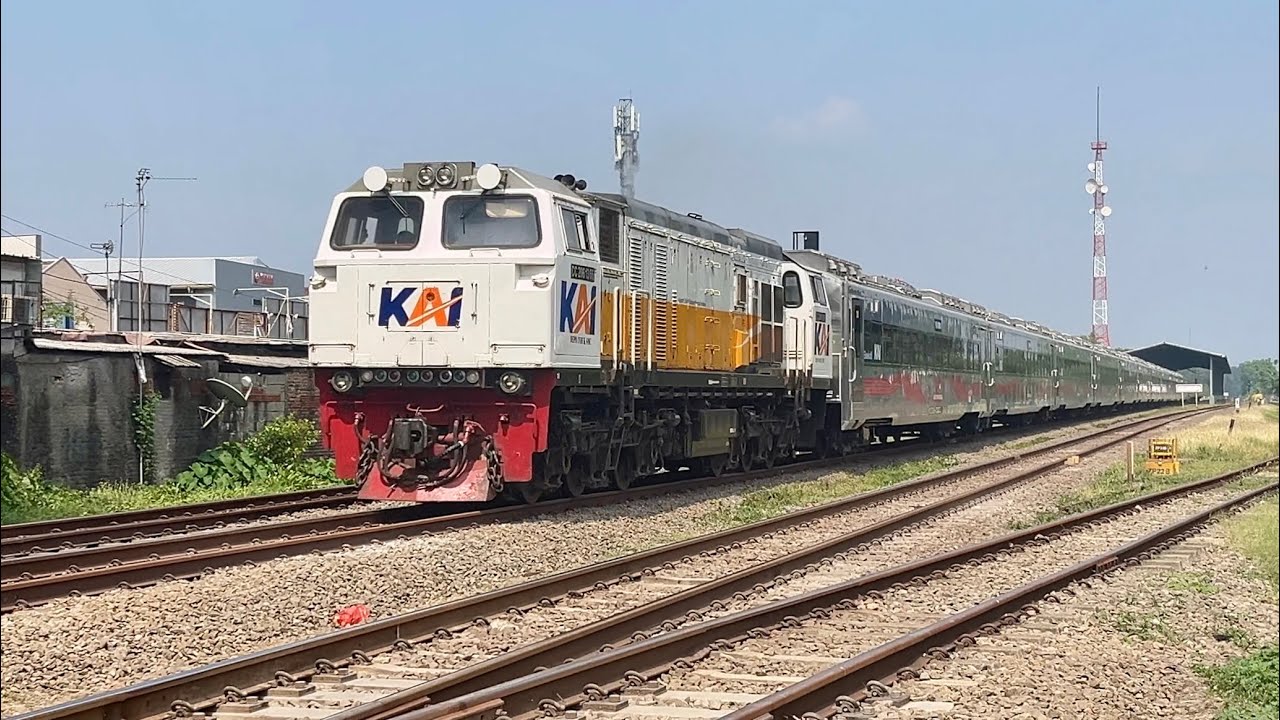 Kencang di Karawang! | Kumpulan Kereta Api Ngebut Melintas di Stasiun Karawang!